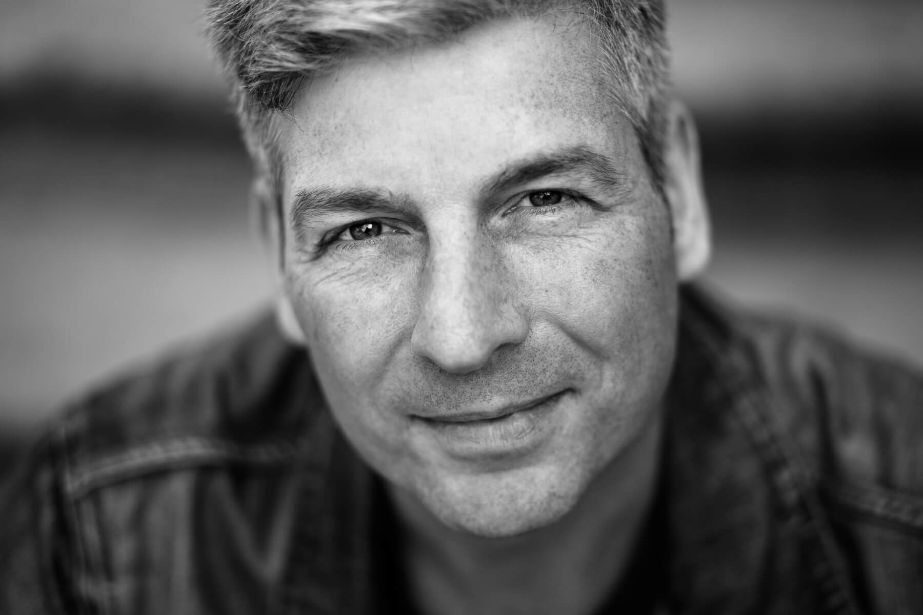 Schwarzweißportrait eines Mannes für Kategorie Businessfotos