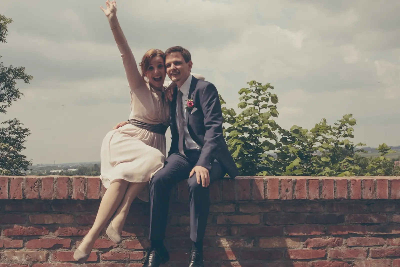 Brautpaar auf Mauer