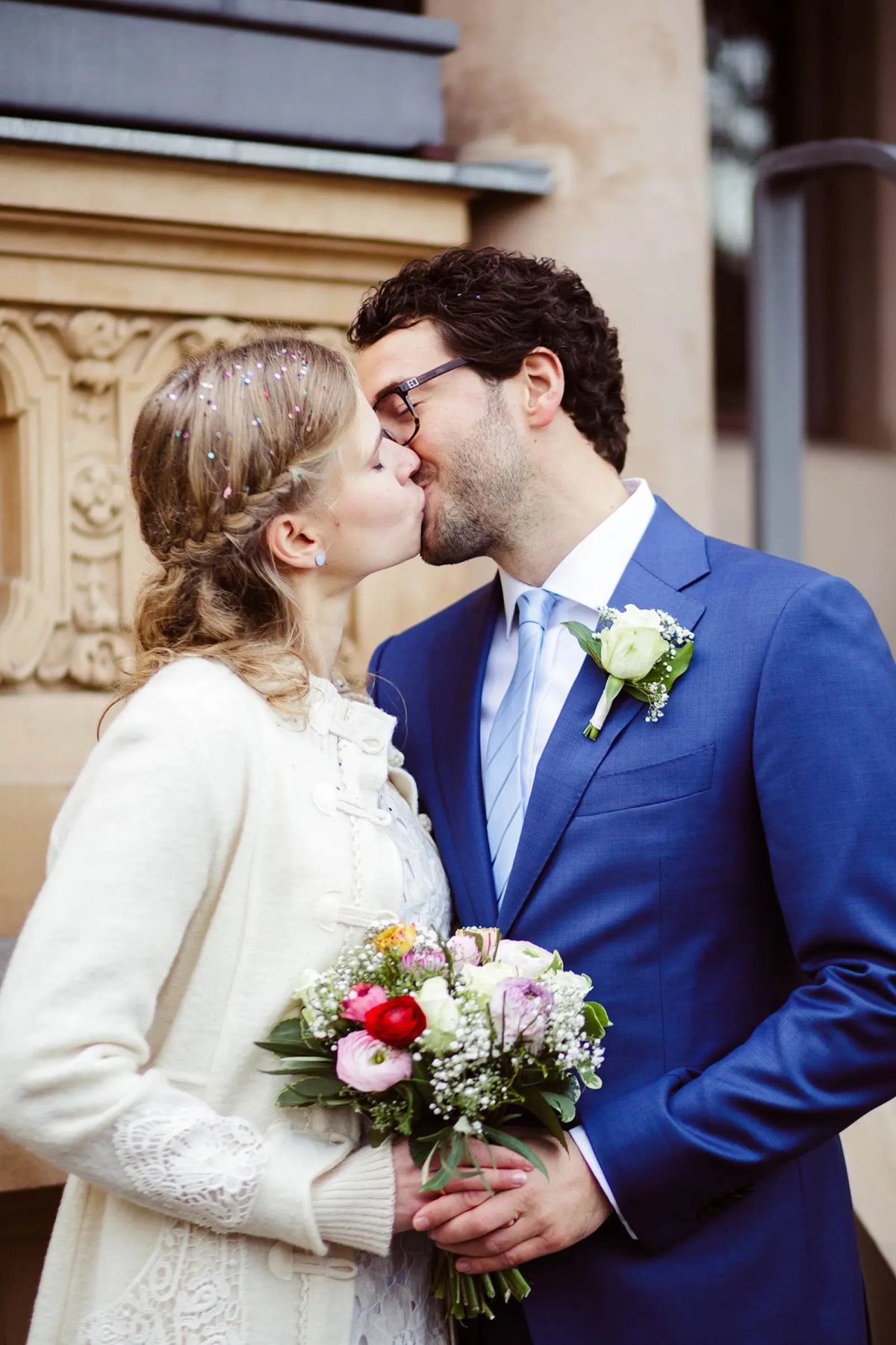 küssendes Hochzeitspaar